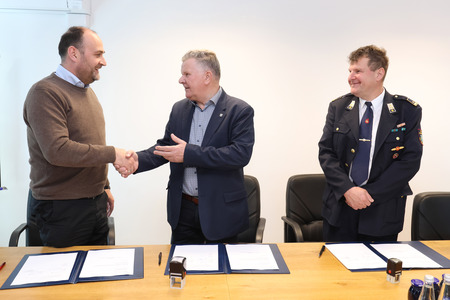 PODPIS POGODBE PGD CAJNARJE 08 FOTO LJUBO VUKELIČ